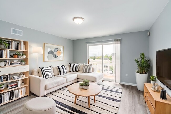 Sala de estar con muebles - Vista 1 - Waterglen Apartments