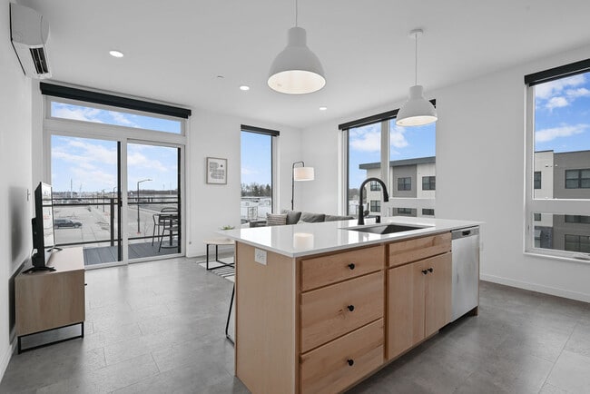 Sala de estar y cocina amuebladas - The Common Place Apartments