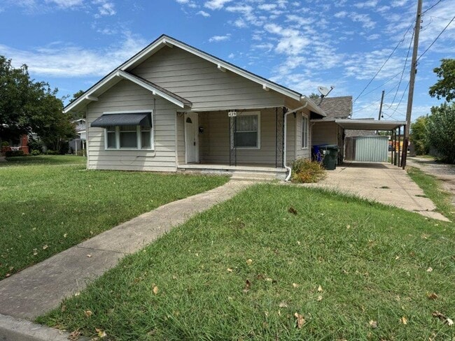 Building Photo - Tons of possibilities here!  3 bedrooms pl... Rental