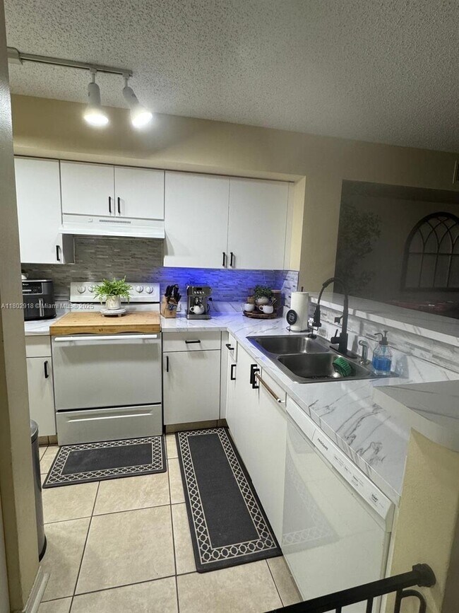 Photo - 11155 SW 5th Pl Unidad 104 Rental