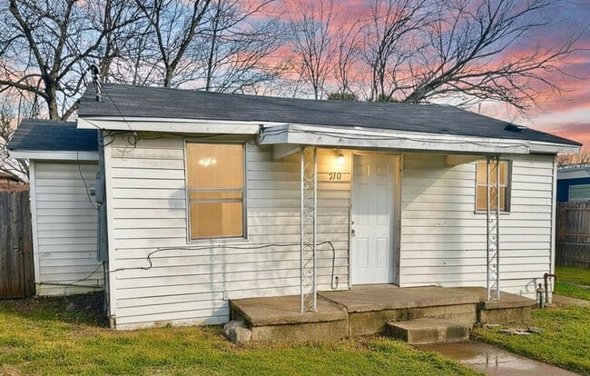 Building Photo - AVAILABLE NOW! (SECTION 8 ACCEPTED)