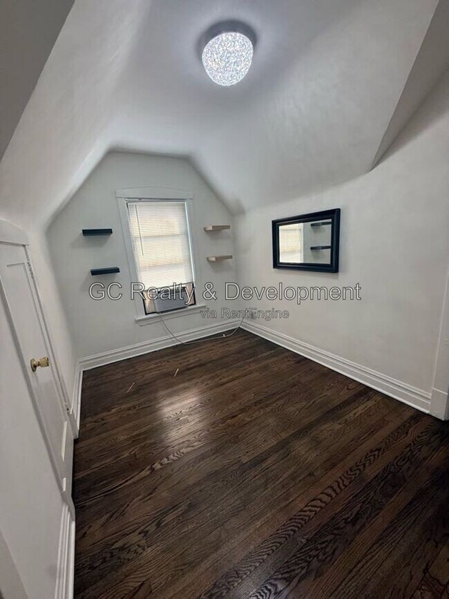 5709 W Dakin St Unit 2