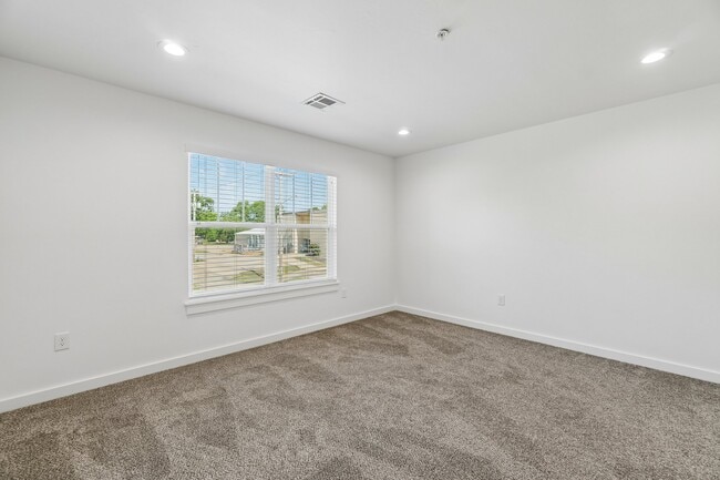 Photo - 515 W 9th Ave
