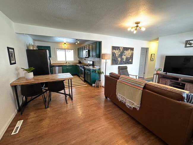 Photo - 120 Everett Dr