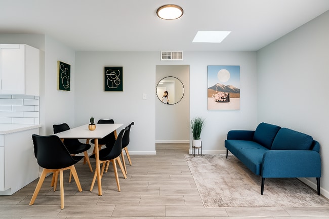 Photo - 1630 E 12th St