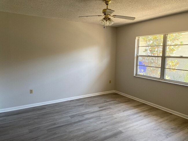 Photo - Spacious 2BR/1BA Townhouse in Prime Lakeland Location