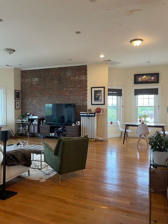 Building Photo - 55 Magazine St Unit 1