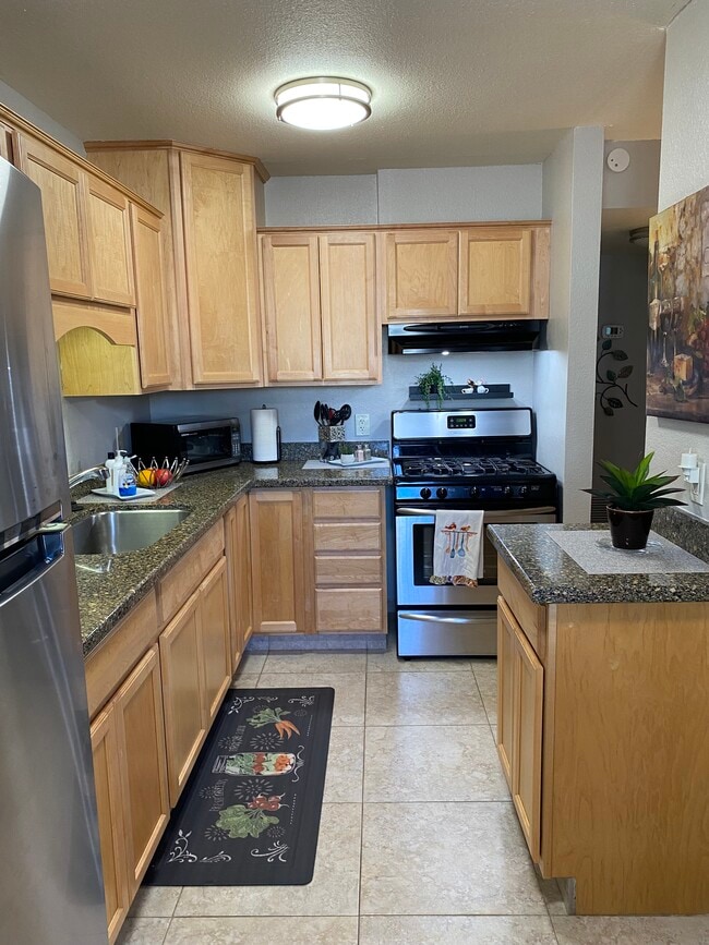 Building Photo - 840 S Langley Ave Unit Fully furnished 1 Bd./1 Ba. Condo