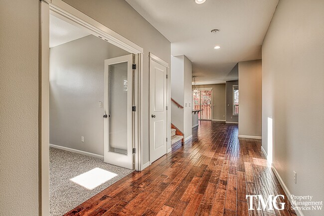 Building Photo - Large 4 Bed 2.5 Bath with its own Putting ... Rental