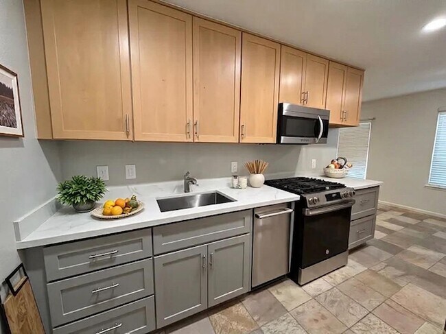 Long Kitchen, modified L shape - 2235 Bonar St