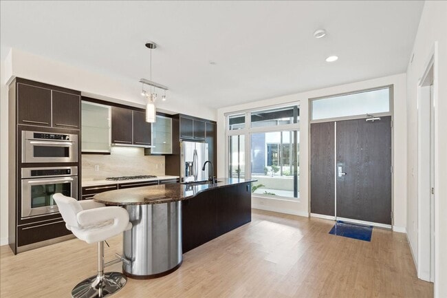 Building Photo - Resort Community, 2 bd, 2 bth, 2 Story Gym, Rooftop Deck, 4 Pools
