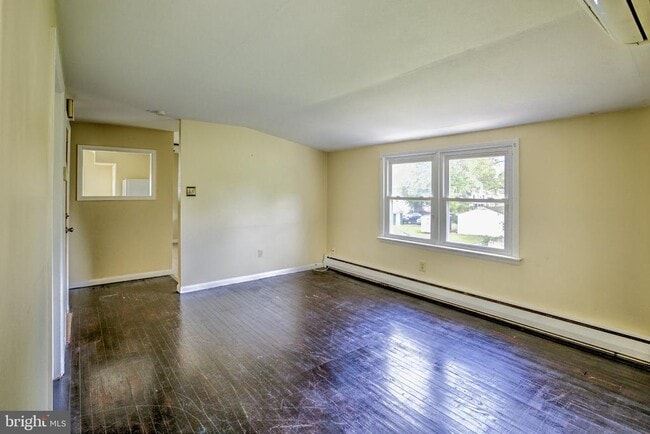Photo - 107 E 6th St