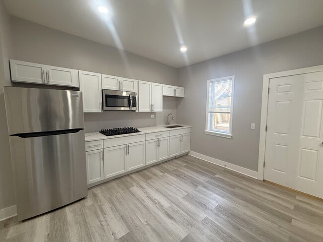 Photo - 3575 W Dickens Ave Unit 1R