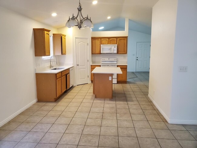 Building Photo - 723 N Aberdeen Way Rental