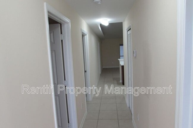 Photo - 1562 Gilbert Ave S