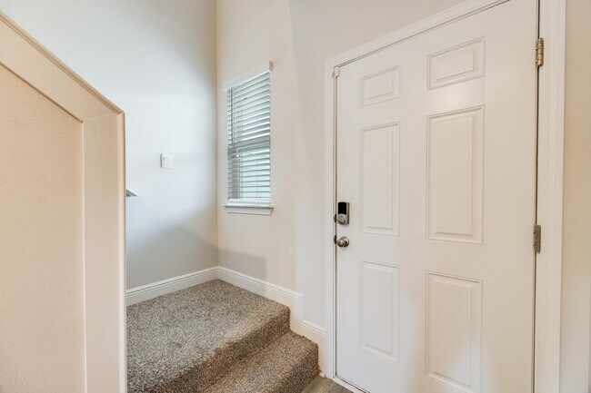 Photo - 1004 McLaren Cir