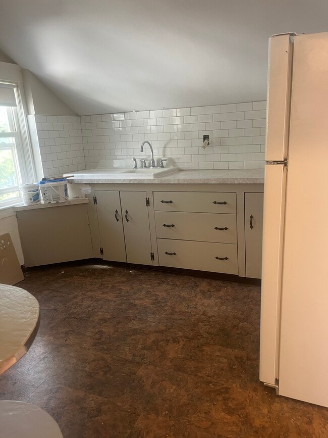 Kitchen - 581 Woonasquatucket Ave Unidad 2