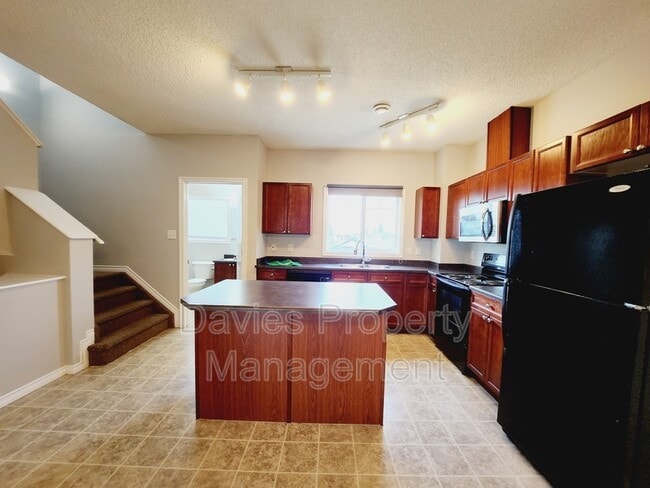 Photo - 3010-3033 33 Ave NW