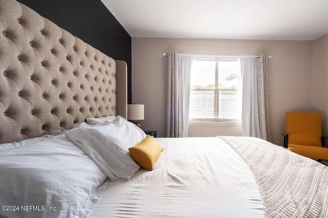 Photo - 260 Leatherleaf Dr