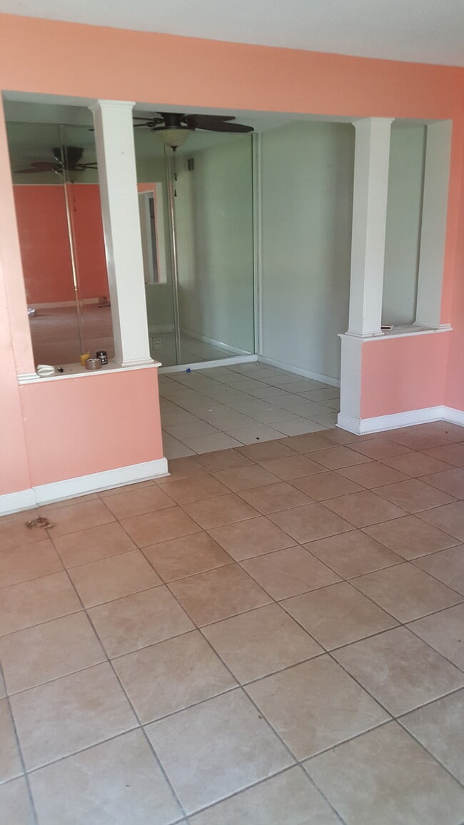 Comedor - 2100 W Beach Dr Unidad F102