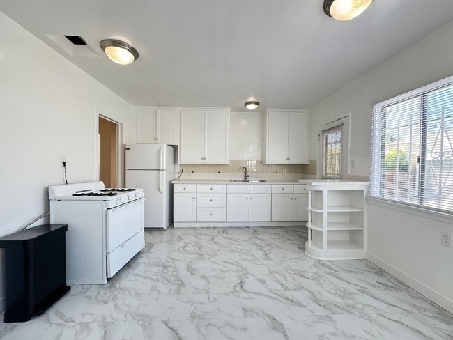Photo - Quaint 3 bedroom Apt Home on 439-443 N. Spaulding Ave. Unit 441 N Spaulding Ave