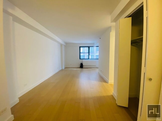 Building Photo - East 39th Street Unit 24A