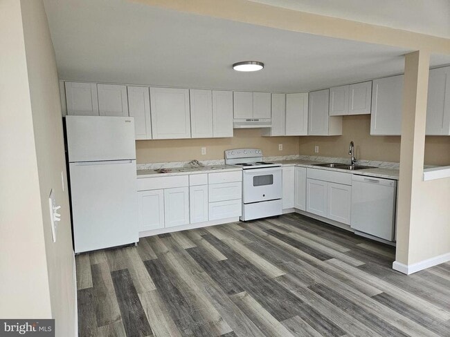 Building Photo - 14 West Ave Unit 14 C