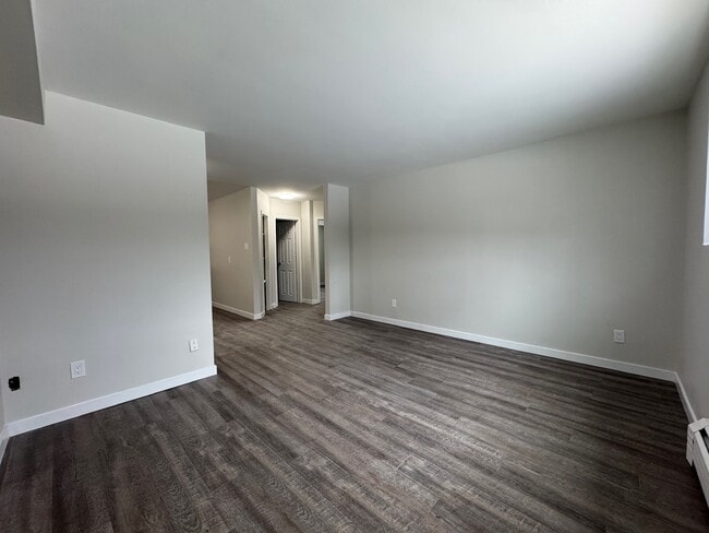 Photo - Updated 2 Bedroom 1 Bathroom Apartment! Unité 13