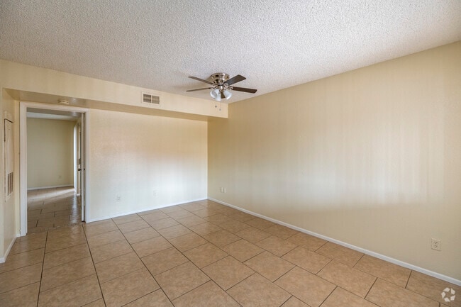 1BR, 1BA - 730SF - Living Room