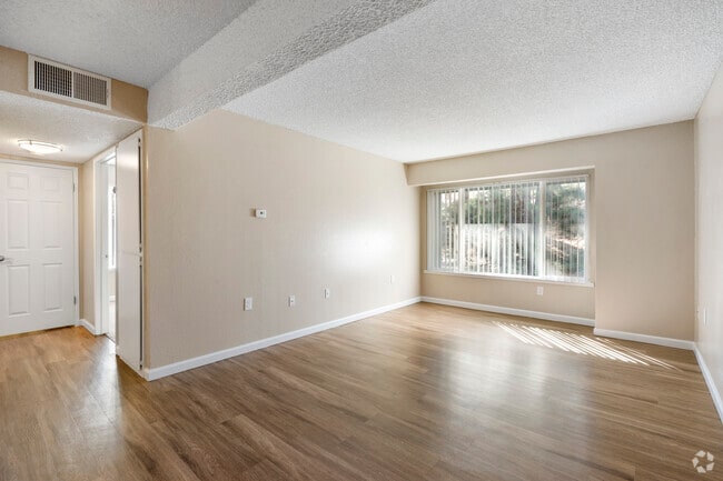 1BR, 1BA - 650SF - Living Room