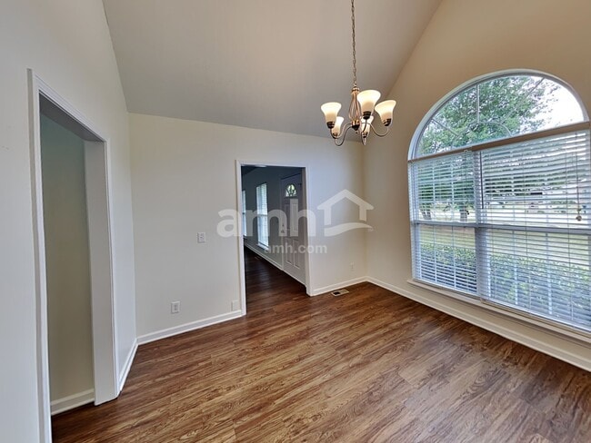 Photo - 204 Creekwood Dr