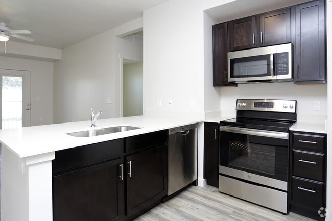 2BR, 2BA - 1,015 SF