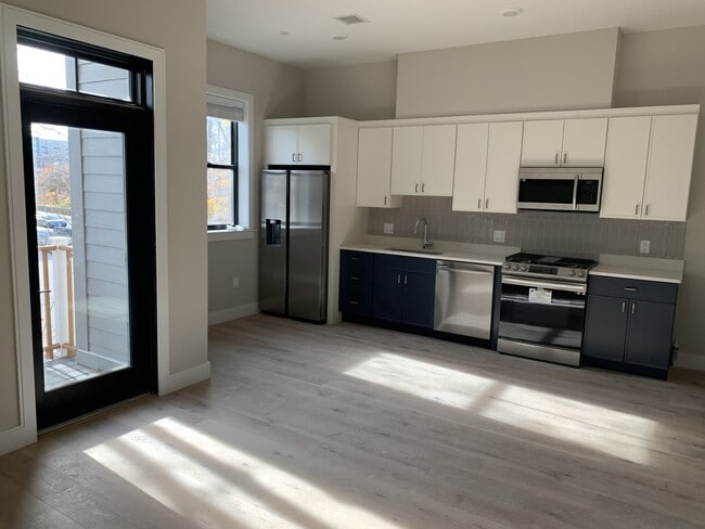Building Photo - 157 Everett St Unit 202
