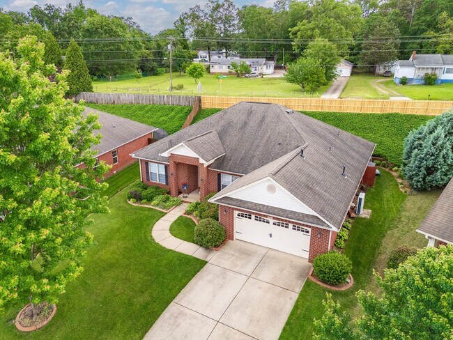 Photo - Spacious 4-Bedroom, 2 BA Ranch Home, 2 Car...