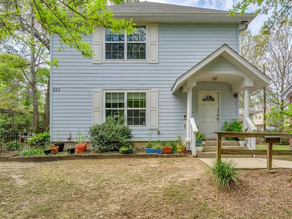 Photo - 222 Rivoli Rd