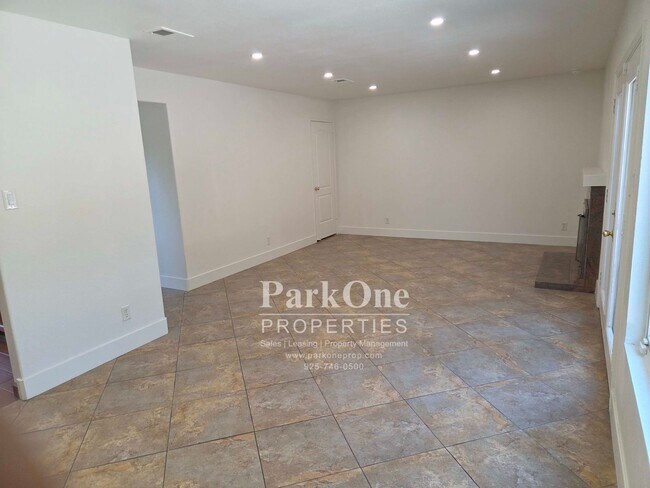 Photo - 2127 Dogwood Way