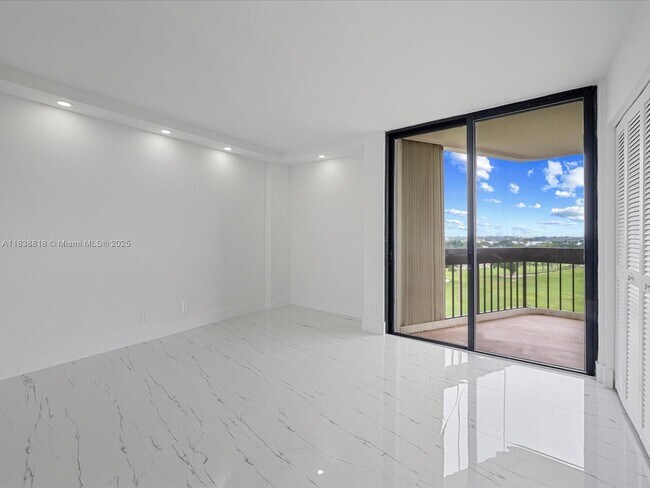 Photo - 2000 Presidential Way Unidad 901