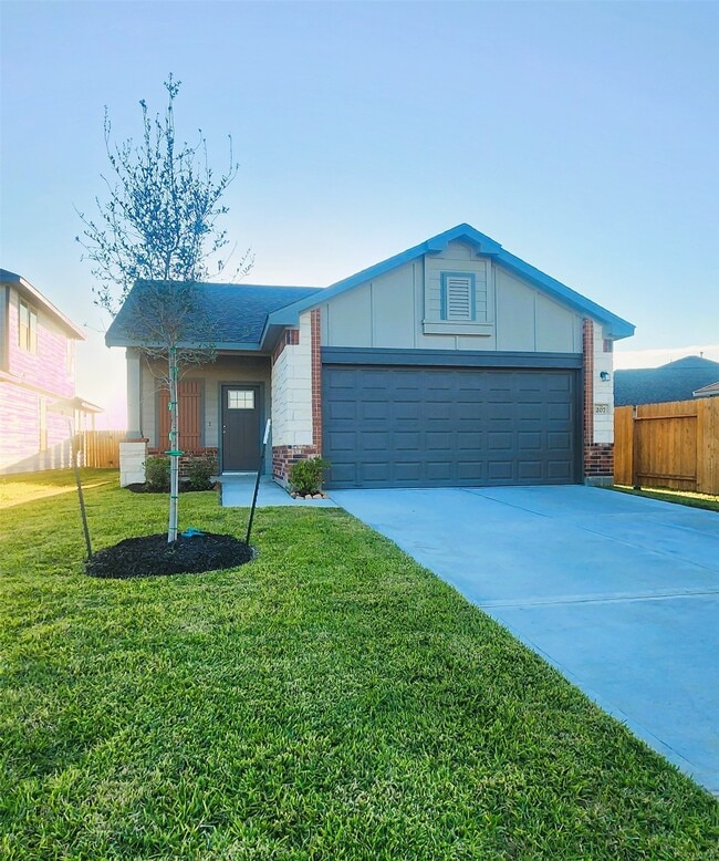 Building Photo - 207 Tejas Vlg Pkwy