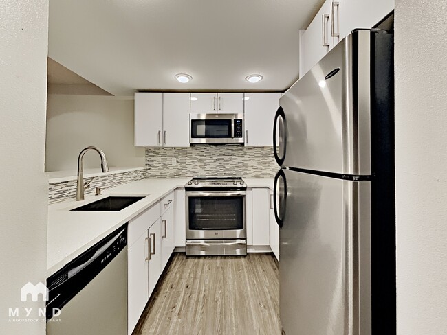 Photo - 13717 Linden Ave N Unidad 221