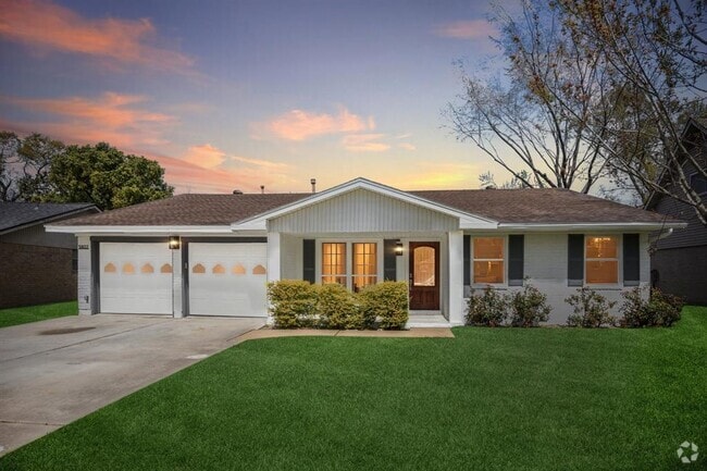 Building Photo - 5602 Hialeah Dr Rental