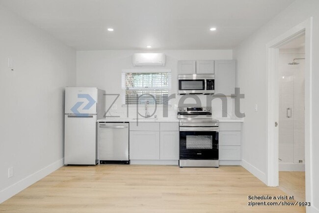 Building Photo - Unit B
