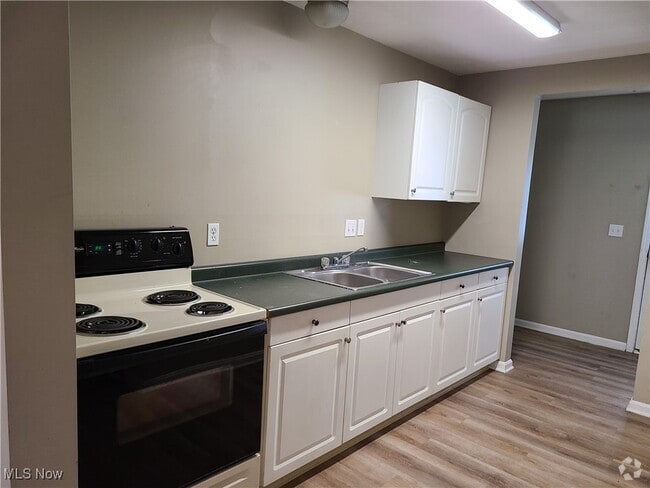 Building Photo - 628 Sumner St Unit DOWN Rental