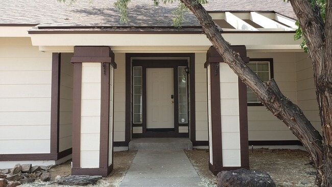 Photo - ONLY $2,550 PER MONTH FOR THIS SPACIOUS RANCH STYLE HOME - 2056 SQ FT / 3BDRM/2BATH/3GARAGE ON O...