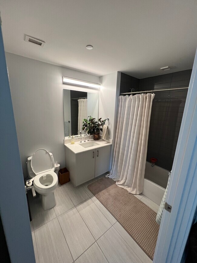 Hall bathroom with bathtub - 421 Atlantic St Unit 21D