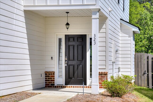 Photo - 323 Colonnades Dr