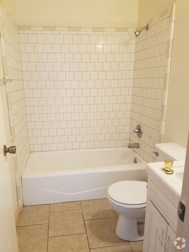 Building Photo - 2 Br 1 Ba available Now Rental