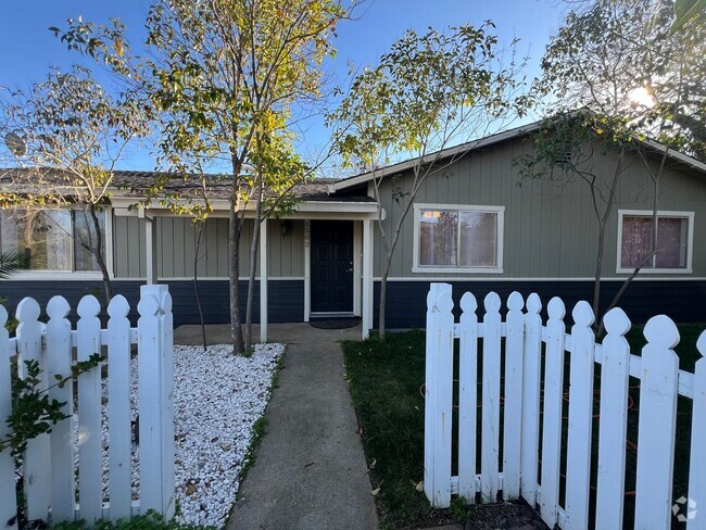 Building Photo - 3 Bedroom Home In West Redding - LOTS OF U...