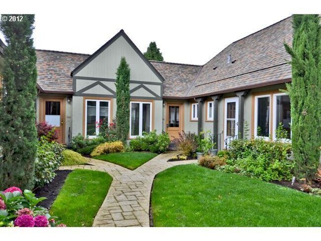 Building Photo - Darling Condo in heart of Hawthorne Unit 6