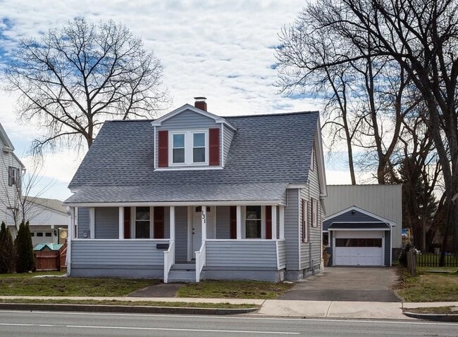 Entire 3BR House + Garage - 131 N Elm St