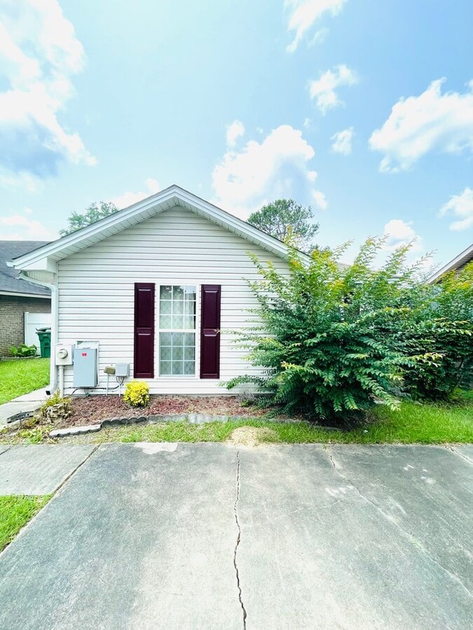 ** 3 Bed 2 Bath located in Woodmere ** Call 334-366-9198 to schedule a self tour - ** 3 Bed 2 Bath located in Woodmere ** Call 334-366-9198 to schedule a self tour